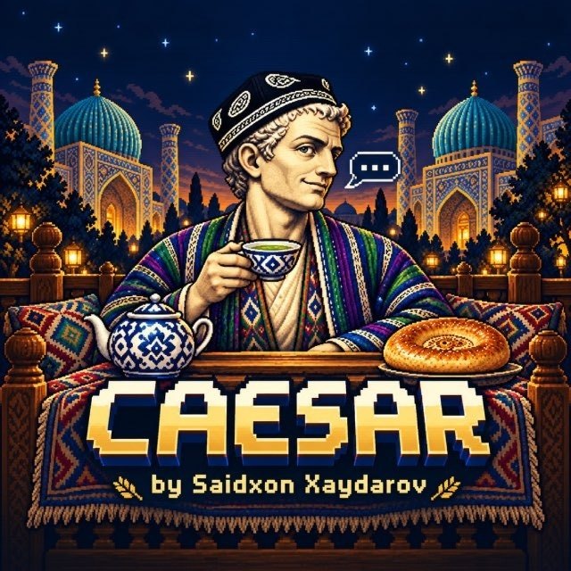 Caesar logotipi: do‘ppi va chopon kiygan piksel Sezar choy ichyapti, ortida tungi Samarqand